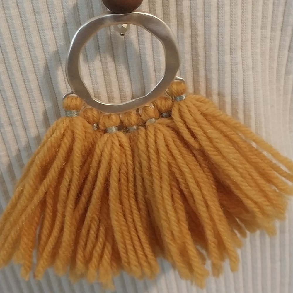 2951 Plunder Long Gold Link Chain With A Gold Yarn Embellished Pendent. - Picture 3 of 7